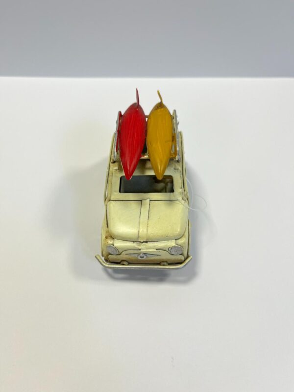 Blikken Fiat 500: wit met surfplanken