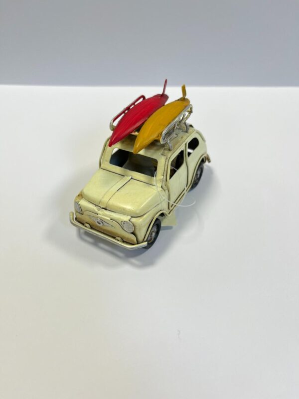 Blikken Fiat 500: wit met surfplanken