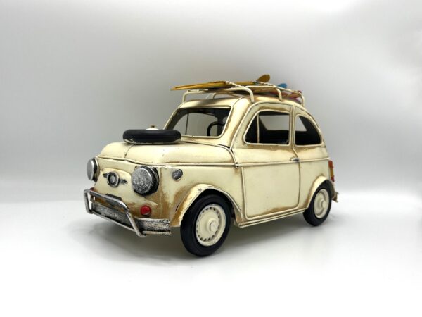 Blikken witte Fiat 500 met surfplanken XL