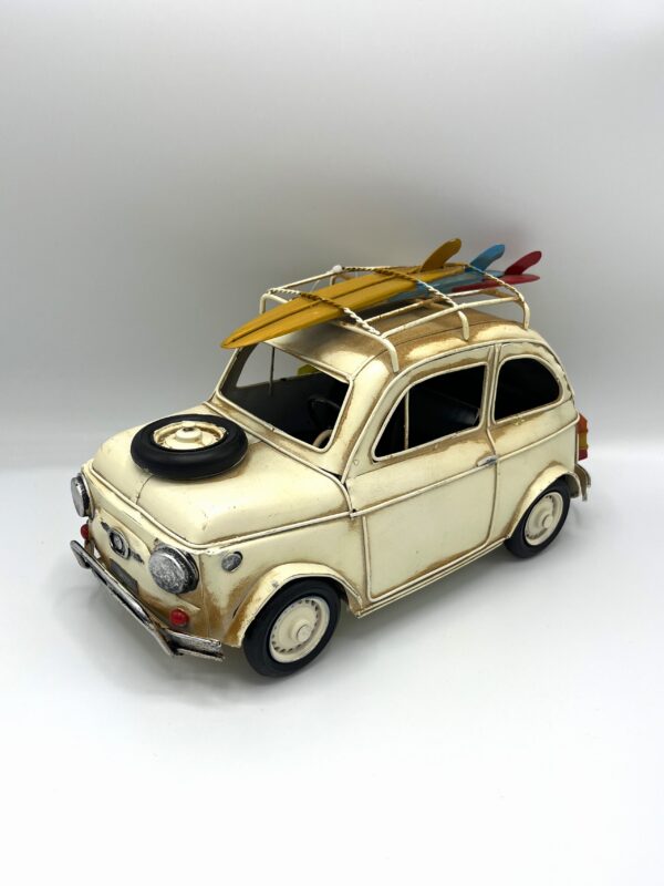 Blikken witte Fiat 500 met surfplanken XL