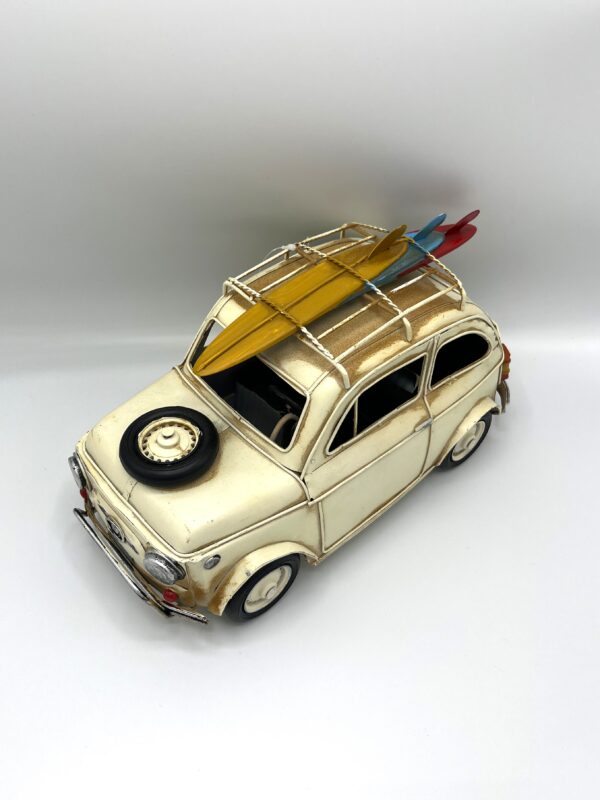 Blikken witte Fiat 500 met surfplanken XL